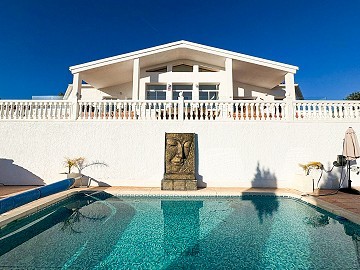 Cozy Villa with Pool and Panoramic Mountain Views in Petrer