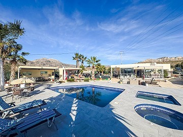 Encantadora Villa con Cocina de Verano y Casa de Invitados a 15 minutos de la Playa