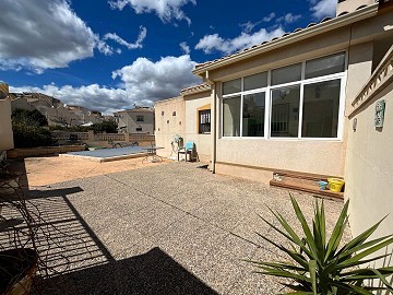 Schöne Villa mit 3 Schlafzimmern und 2 Bädern und Pool