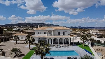 Ready now, Wow factor villa with pool, guest house and Bar!