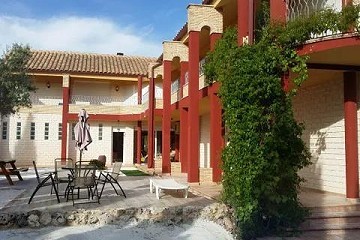 Preciosa casa de campo de 6 dormitorios y 3 baños en Yecla.