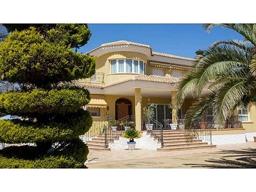 Atemberaubend Villa mit 6 Schlafzimmern und 4 Bädern in Yecla.