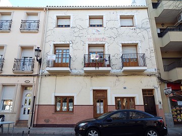 Casa adosada de 4 dormitorios y 2 plantas en Ayora