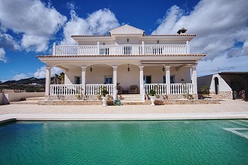 Beautiful 4 Bedroom 3 Bathroom Villa in Pinoso.(Fixed price)