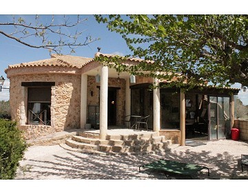 Schönes Landhaus mit 3 Schlafzimmern und 2 Badezimmern in Villena.