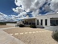 Instapklare moderne villa met 5 slaapkamers in Sax, Alicante in Alicante Dream Homes API 1122