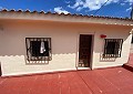 Landhaus mit 3 Schlafzimmern, einem Apartment im Nebengebäude mit 2 Schlafzimmern und einem Studio mit 1 Schlafzimmer in Sax. in Alicante Dream Homes API 1122