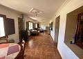 Landhaus mit 3 Schlafzimmern, einem Apartment im Nebengebäude mit 2 Schlafzimmern und einem Studio mit 1 Schlafzimmer in Sax. in Alicante Dream Homes API 1122