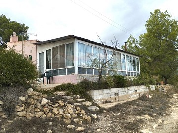 Maison de campagne de 4 chambres et 1 salle de bain à Monovar.