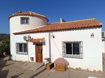 Preciosa villa de 3 dormitorios y 2 baños en Fortuna.