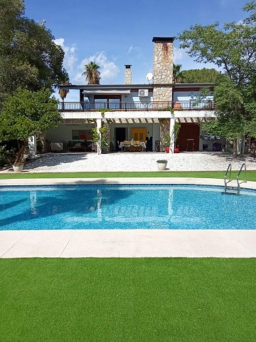 Exclusiva villa de 4 dormitorios y 3 baños en Loma Bada Petrer.