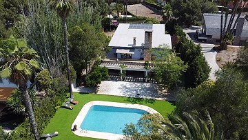 Exclusiva villa de 4 dormitorios y 3 baños en Loma Bada Petrer.