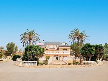 Prachtig privé-landgoed in de bergen met mogelijkheden voor een bedrijf in Jumilla.