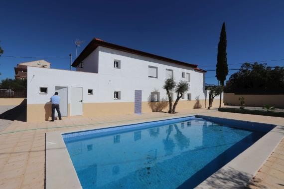 Hotel totalmente nuevo con licencias Restaurante de 11 habitaciones y piscina