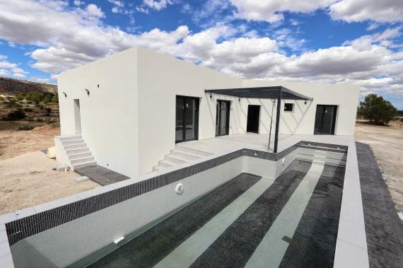 Neubauvilla mit 4 Schlafzimmern und 8m Pool