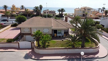 Schöne freistehende Villa mit 4 Schlafzimmern und 3 Bädern direkt am Meer in La Manga Del Mar Menor