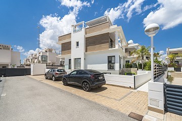 Lovely 4 bedroom 4 bathroom Villa with community pool in Ciudad Quesada