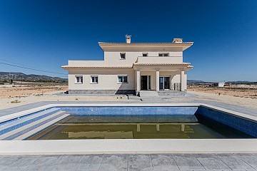 Impresionante villa de nueva construcción terminada